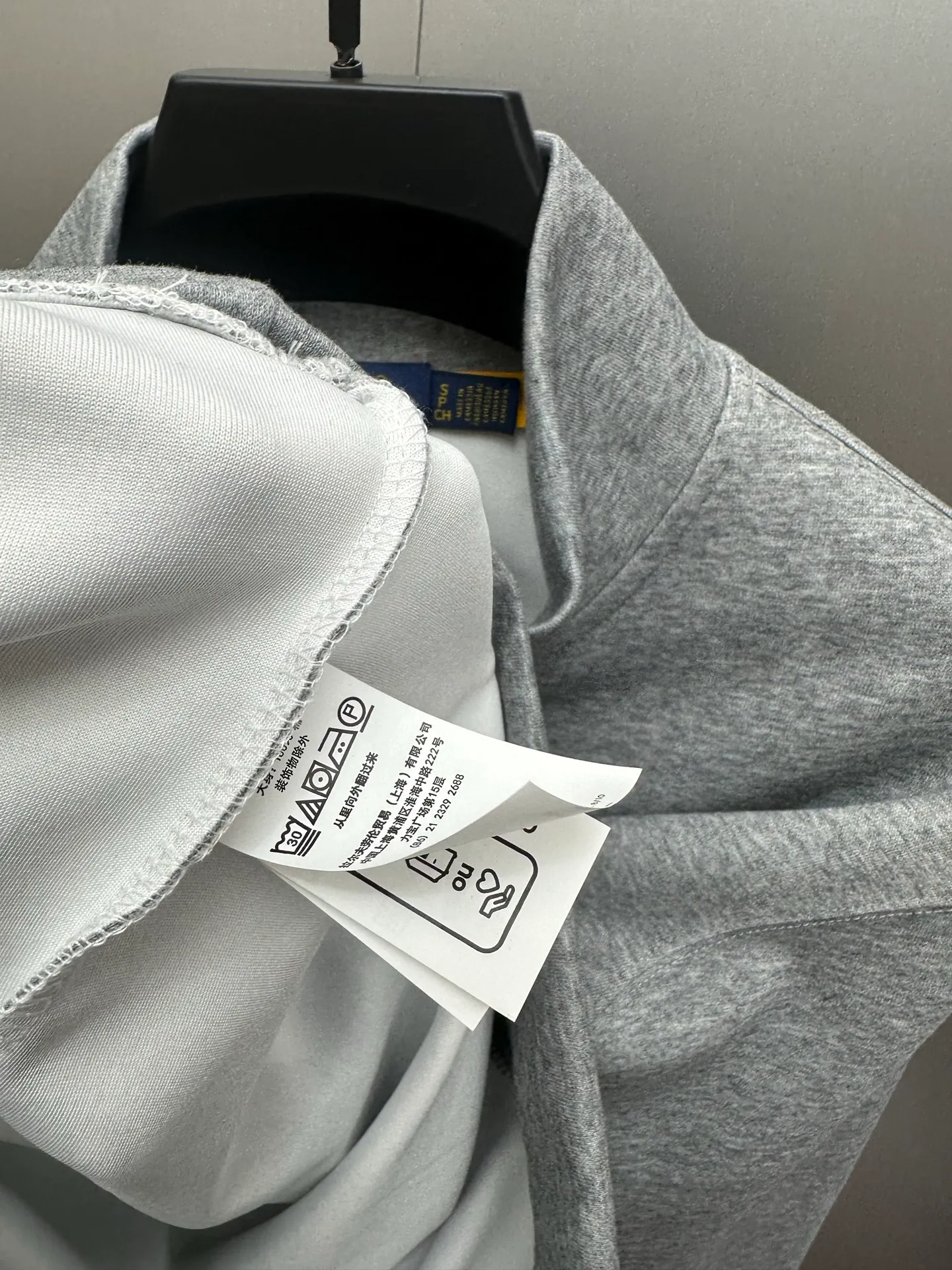 P250 Ralph Lauren/Ralph Lauren classic small logo embroidered turtleneck half-zip sweatshirt, simple and versatile ~ super delicate and soft, close to the body without being tied. Perfectly reflects the brand's sense of superiority. The cut is standard, comfortable to stretch, unrestricted in movement, and highly practical to wear. Classic and simple style, with pony embroidery pattern on the chest, imported machines, three-dimensional and full. Original Polo brass zipper, three-dimensional windproof lapels, taking into account warmth and cool lines, full of coolness, half-open lazy mode. The fit is loose, whether worn alone or layered, you can wear different styles of fashion with just one piece. Color: black, white, gray, brown, navy. Size: S-xL